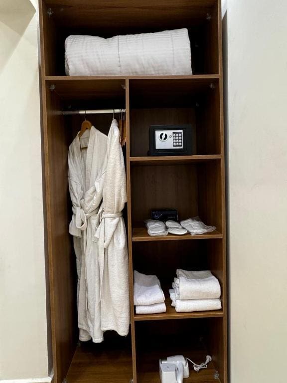 Deluxe King Suite room - Image 3