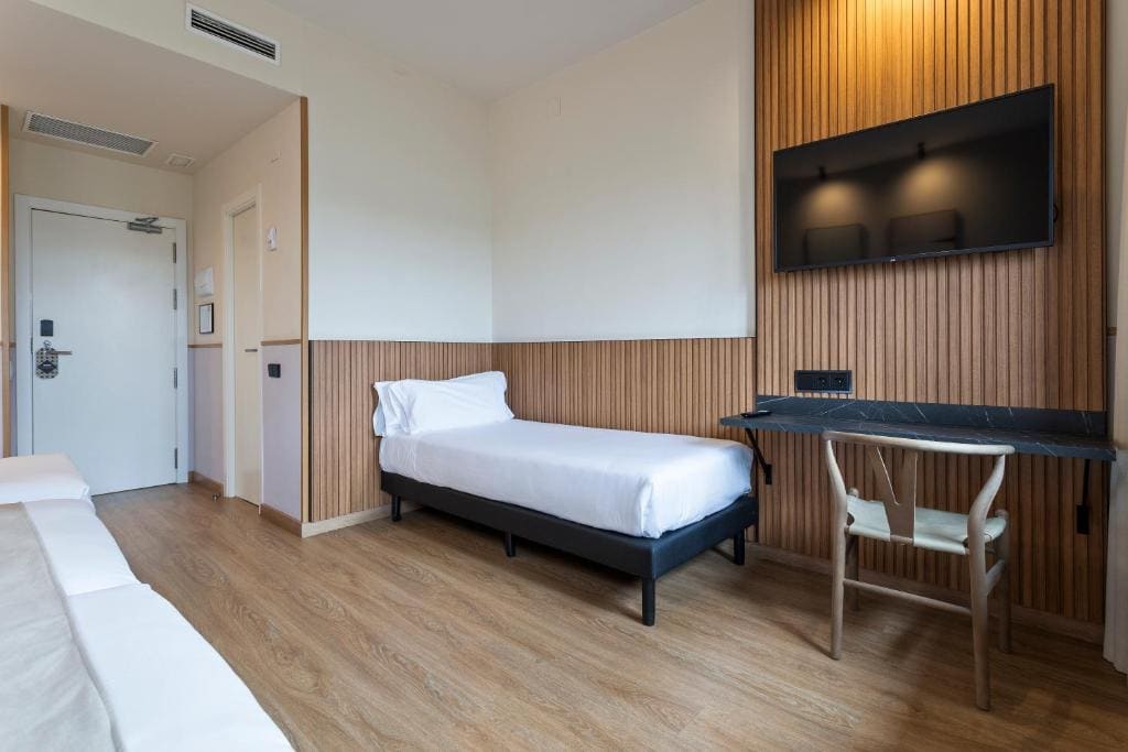 Standard Quadruple Room room - Image 2