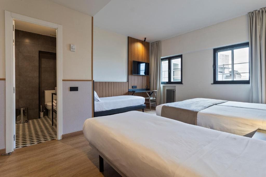 Standard Quadruple Room room - Image 1