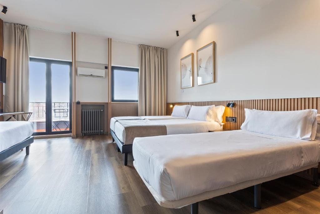 Superior Quadruple Room room - Image 1