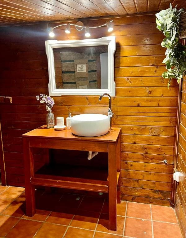 Bungalow room - Image 2
