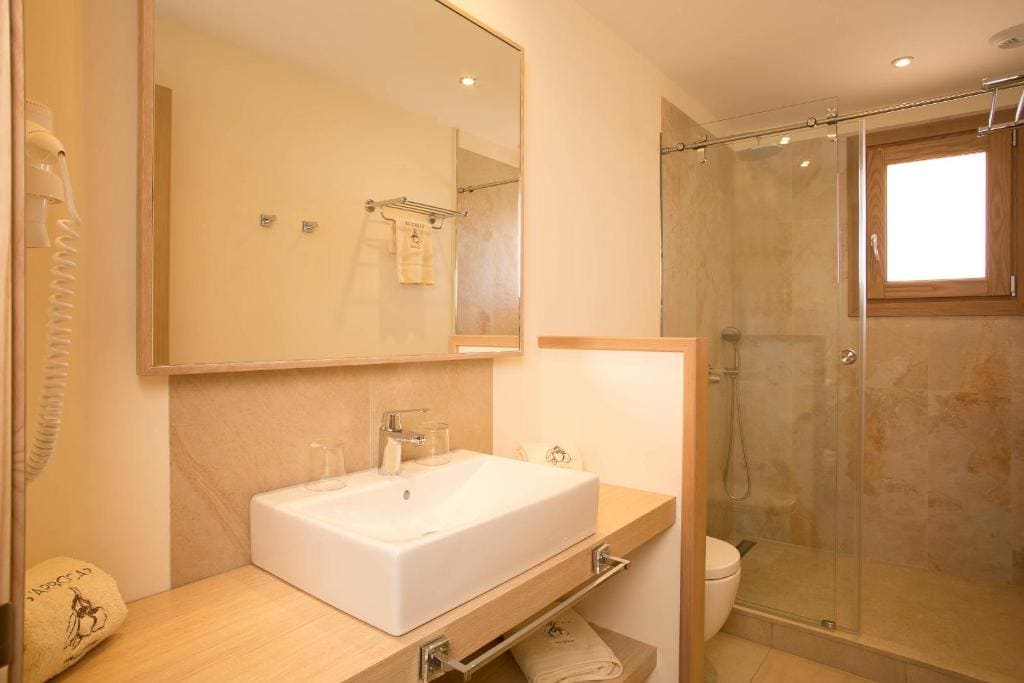 One-Bedroom Apartment room - Image 1