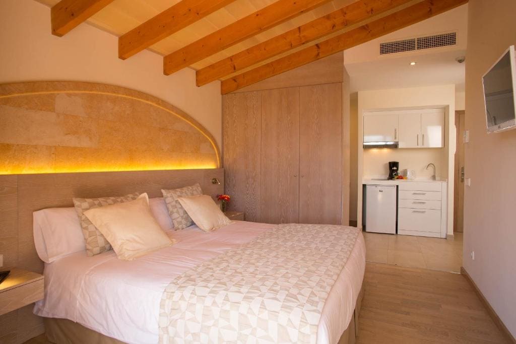 One-Bedroom Apartment room - Image 2