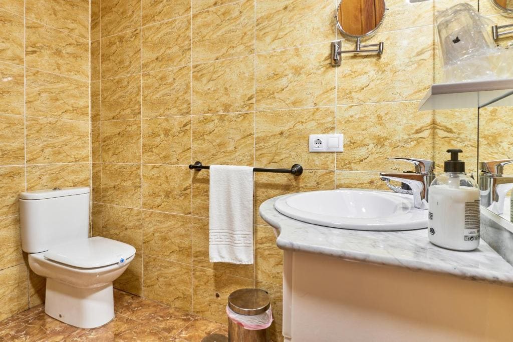 Quadruple Room with Shower room - Image 3