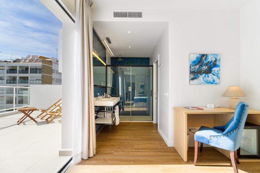 Deluxe Double Room with Sea View room - Image 2