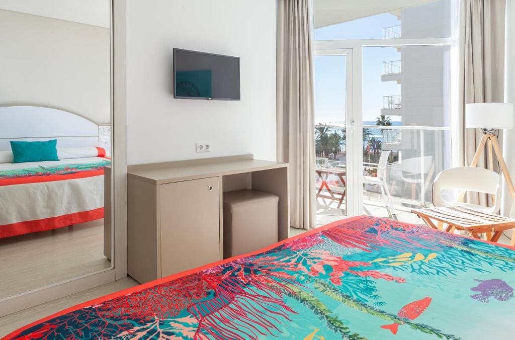 Double Room with Side Sea View room - Image 2