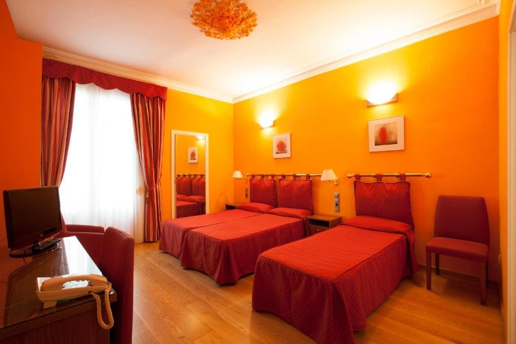 Twin Room with Extra Bed room - Image 3