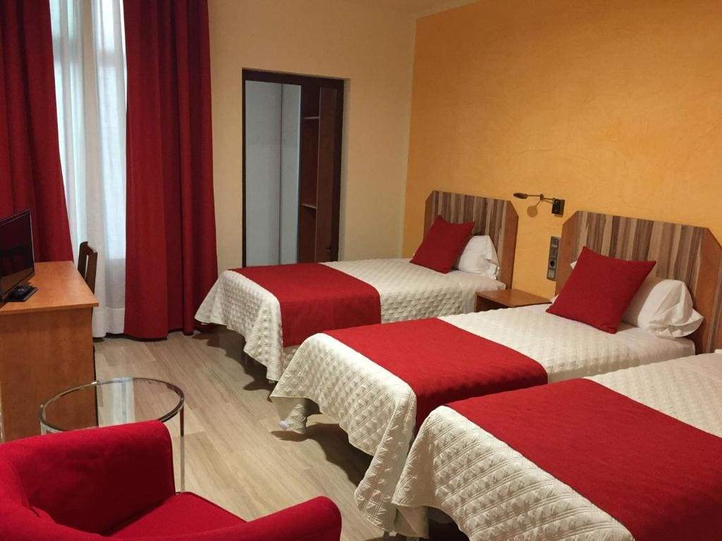 Twin Room with Extra Bed room - Image 2