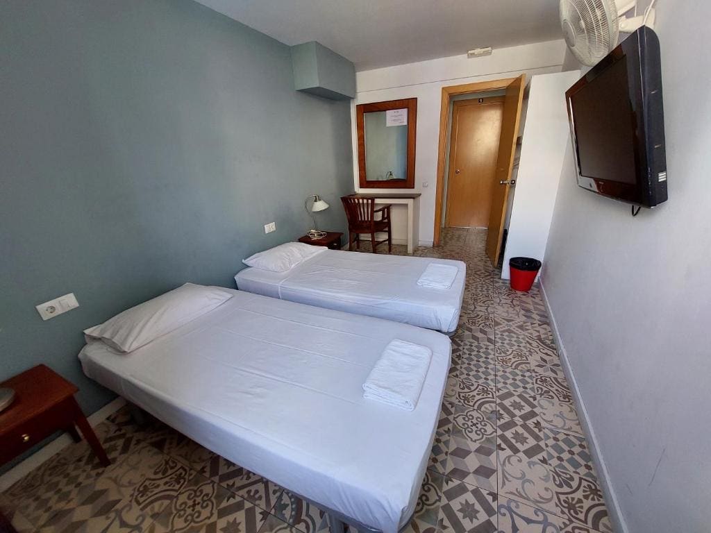 Twin Room with Shared Bathroom room - Image 2