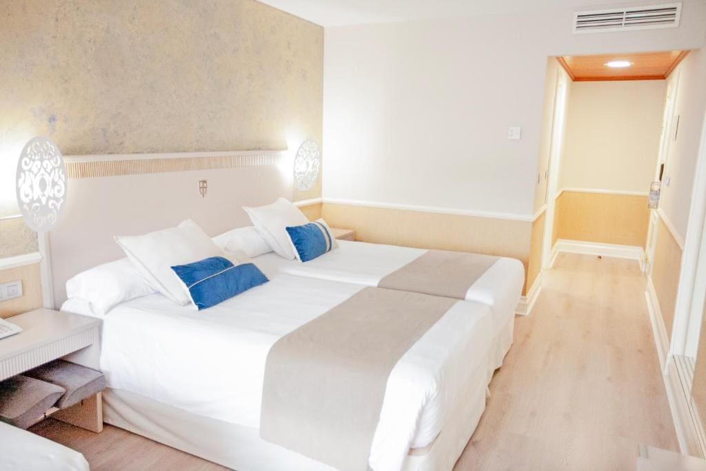 Triple Room (2 Adults + 1 Child) room - Image 1