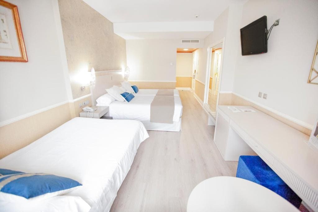 Triple Room (2 Adults + 1 Child) room - Image 2