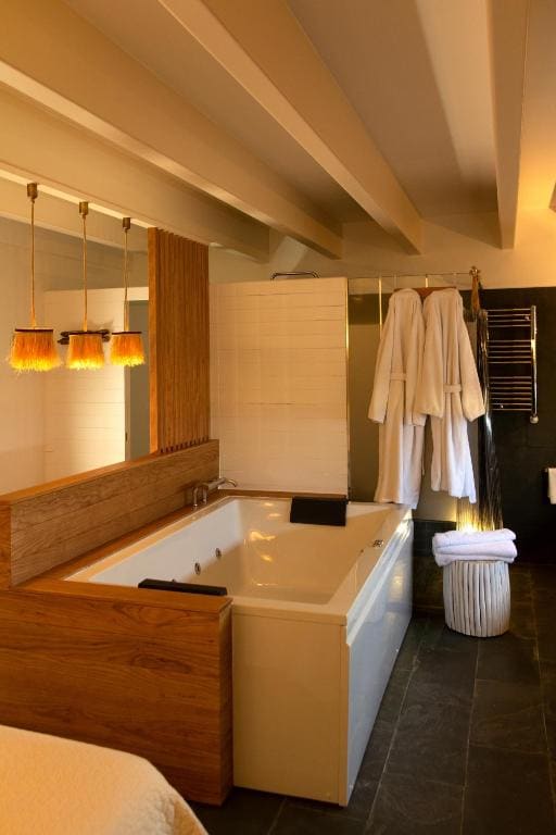 Queen Room with Spa Bath room - Image 3