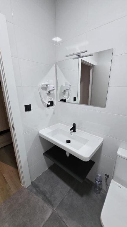 Family Room with Private Bathroom room - Image 1