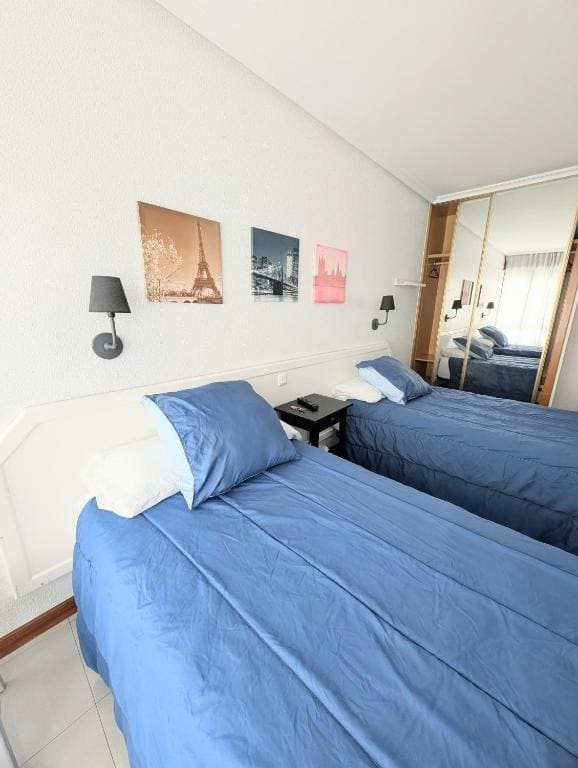 Twin Room with Shared Bathroom room - Image 2