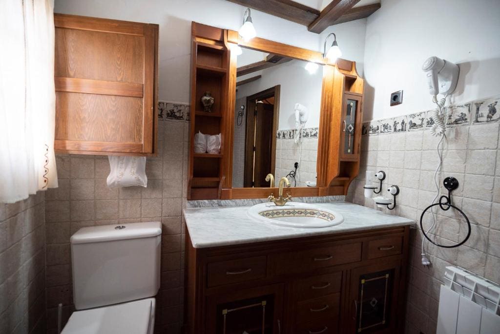 Deluxe Suite with Spa Bath room - Image 2