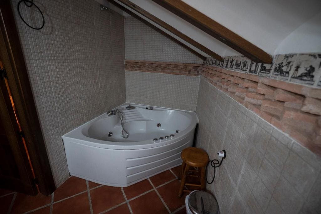 Deluxe Suite with Spa Bath room - Image 1