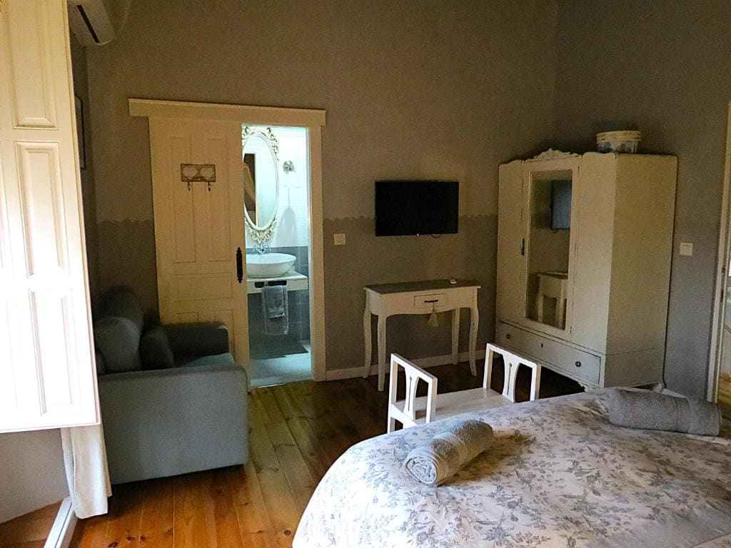 Double Room with Balcony room - Image 3