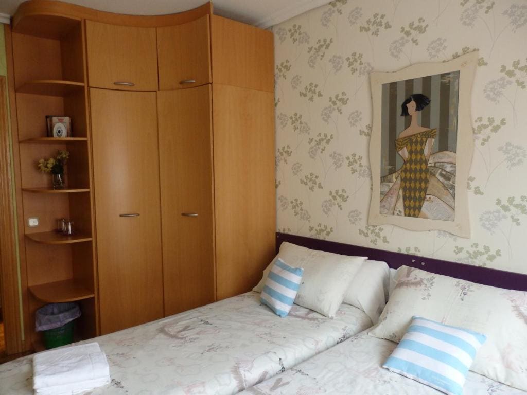 Twin Room with Shared Bathroom room - Image 1