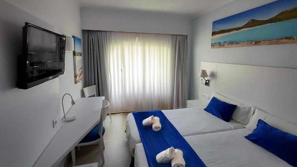 Twin Room with Extra Bed room - Image 1