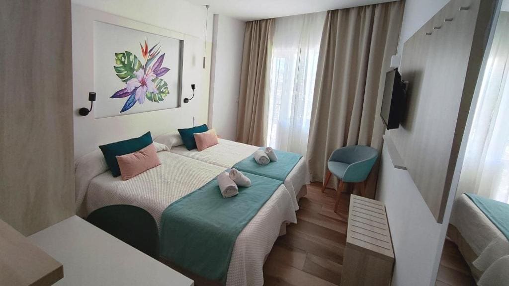 Twin Room with Lateral Sea View with extra bed room - Image 1
