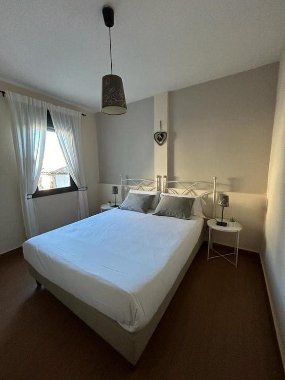 One-Bedroom Apartment room - Image 1