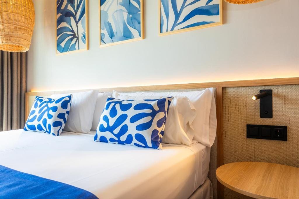 Double or Twin Room with Partial Sea View room - Image 2