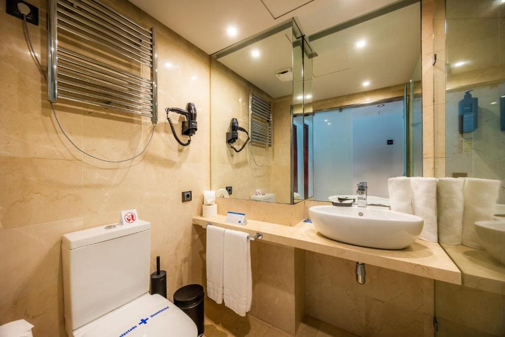 Double or Twin Room with Partial Sea View room - Image 3