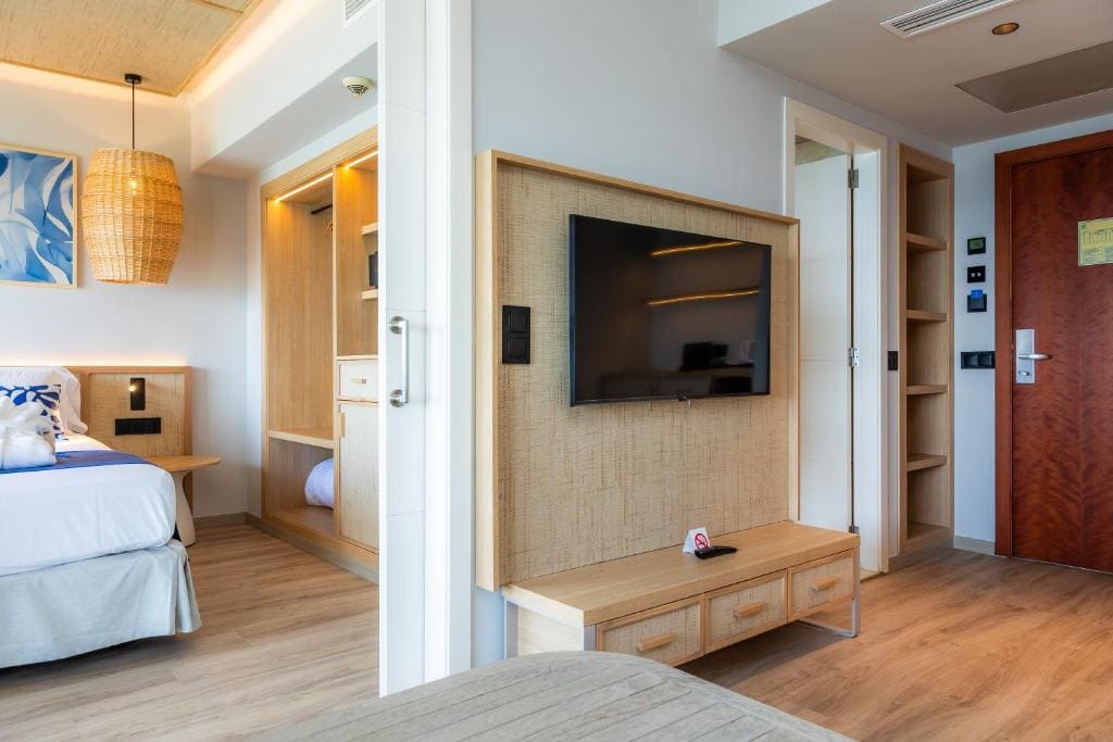 Suite with Sea View room - Image 2