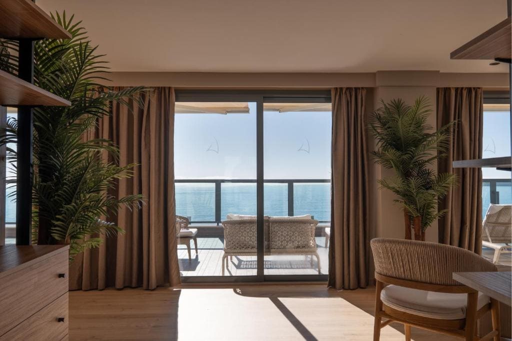 Deluxe Suite with Sea View room - Image 3