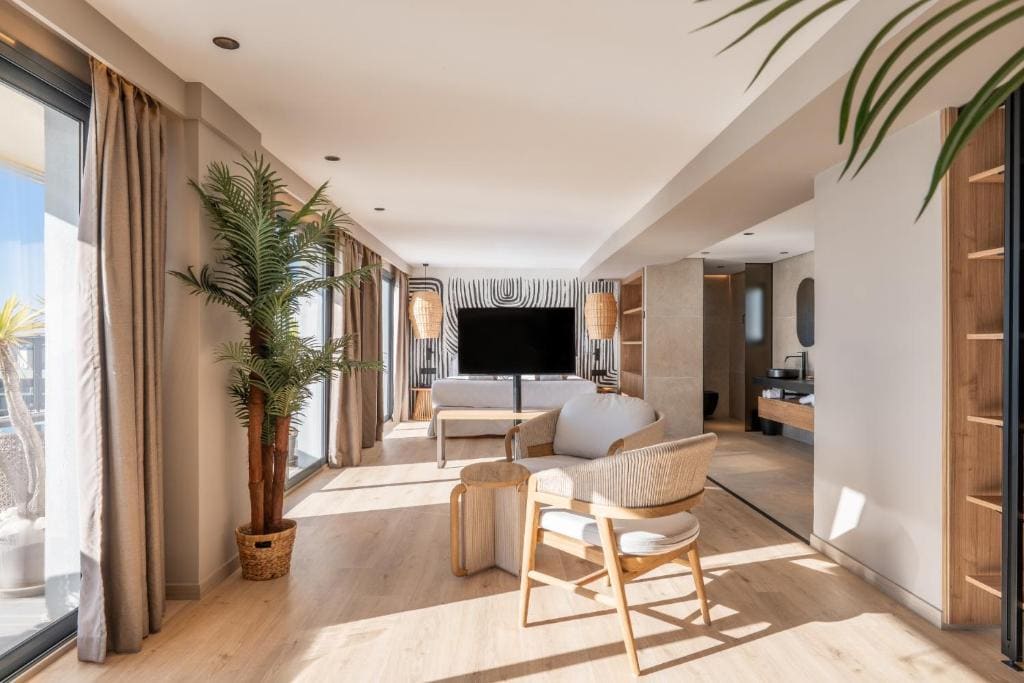 Deluxe Suite with Sea View room - Image 2