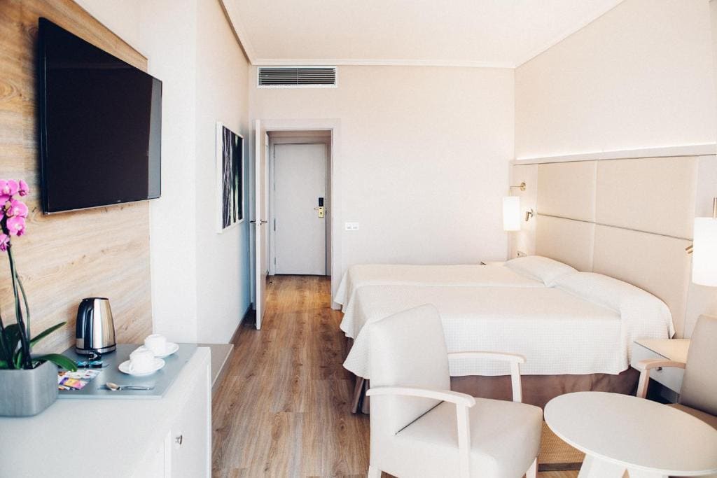 Single Room with Lateral Sea View room - Image 1