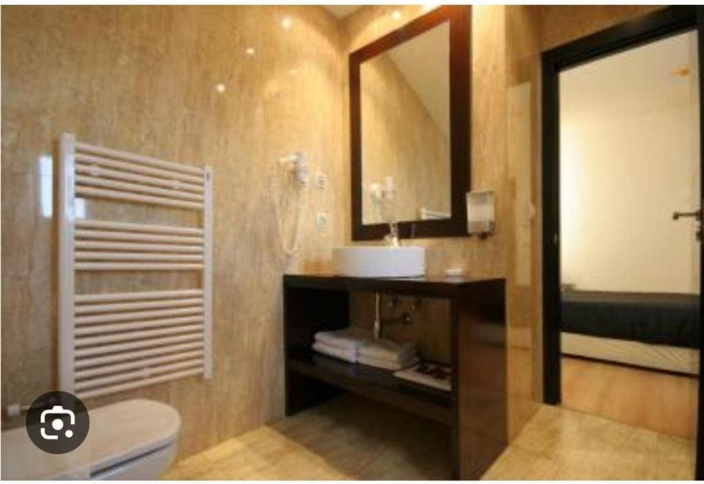 Twin Room with Private Bathroom room - Image 2