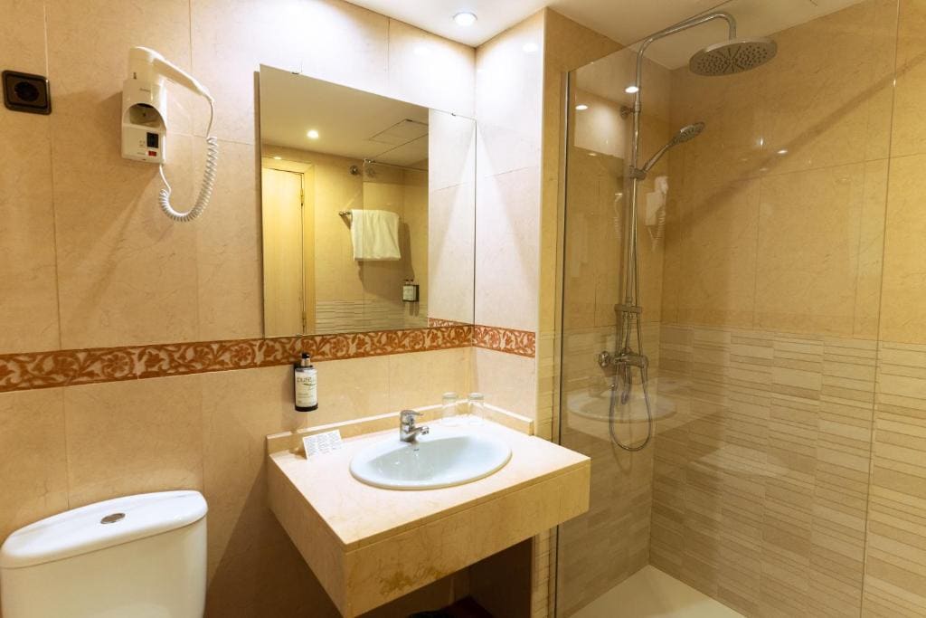 Standard Double Room with City View room - Image 3