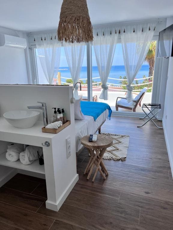 Double Room with Balcony and Sea View room - Image 3