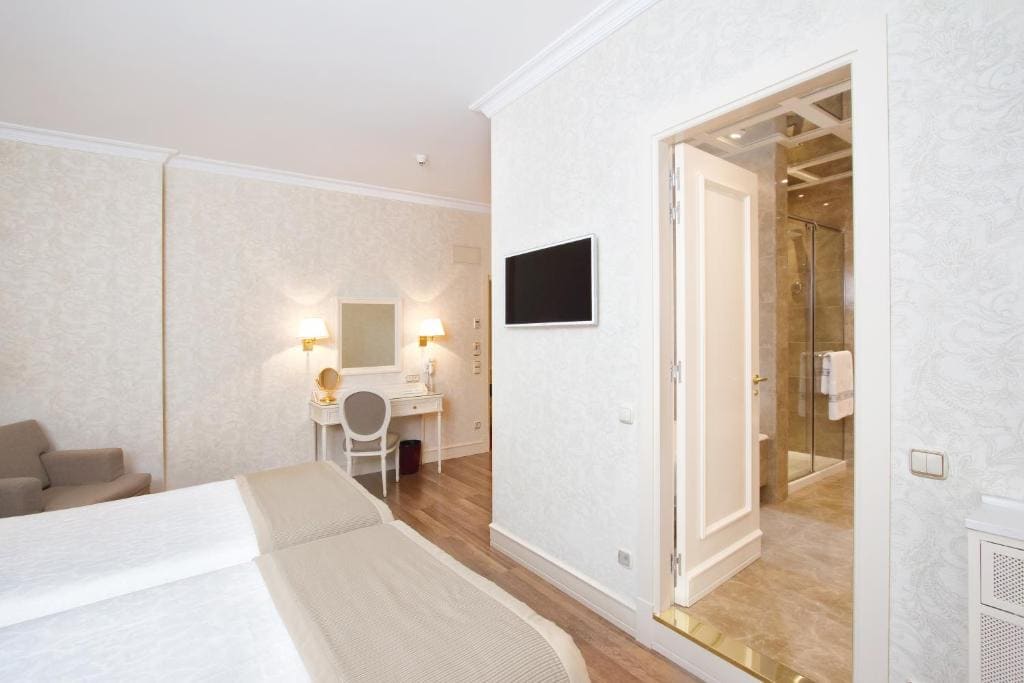 Superior Double or Twin Room room - Image 3