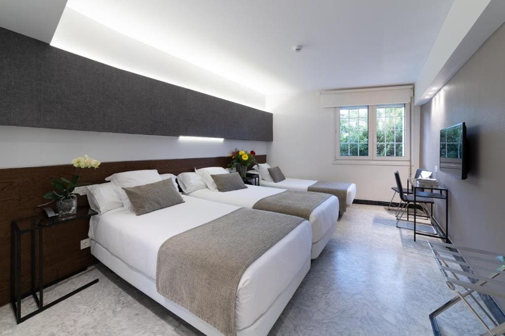 Twin Room with Extra Bed room - Image 1
