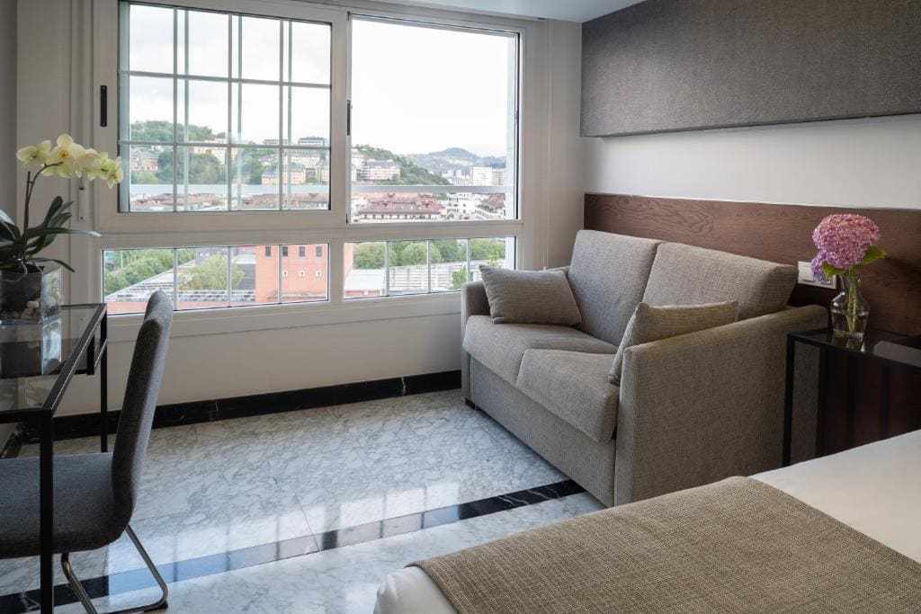 Superior Twin Room with City View room - Image 3