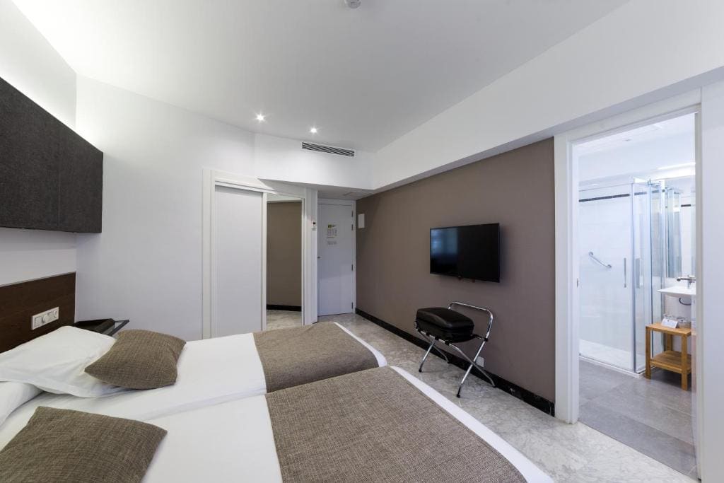 Twin Room with Extra Bed room - Image 2