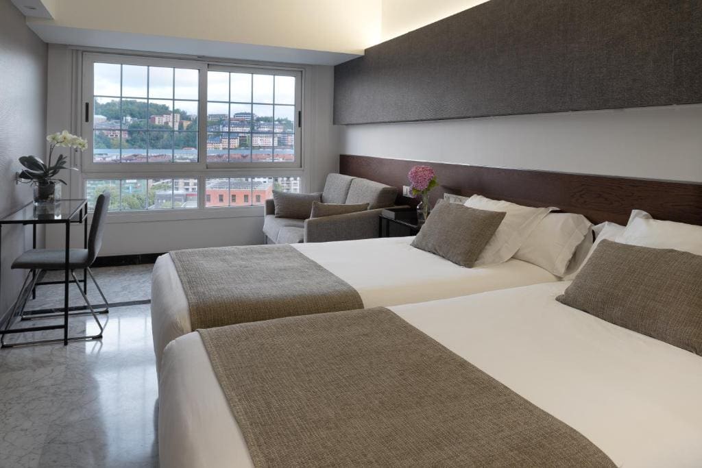 Superior Twin Room with City View room - Image 2