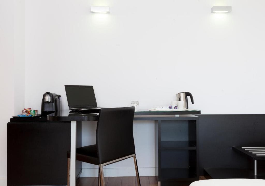 Executive Double or Twin Room with free airport shuttle room - Image 3