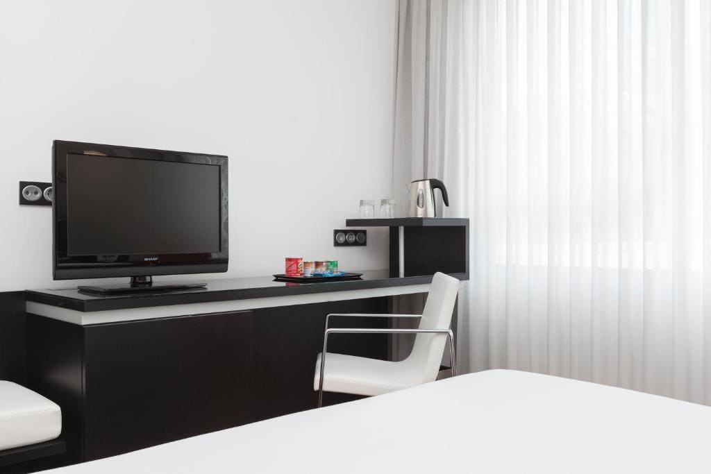 Double or Twin Room with free airport shuttle room - Image 3