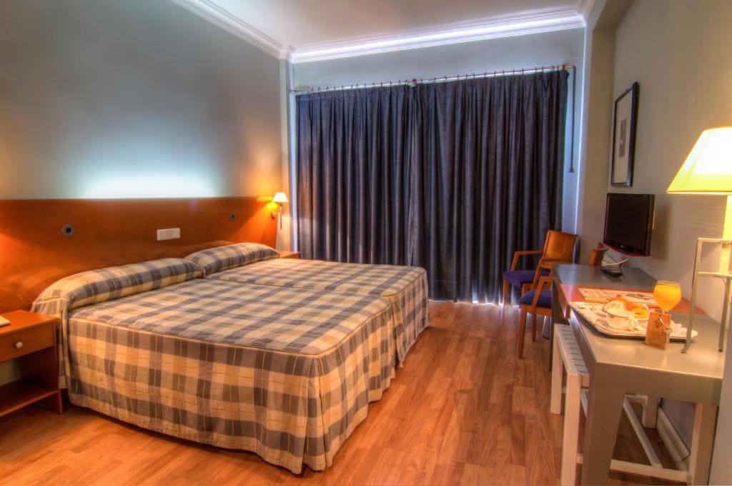 Twin Room with Extra Bed room - Image 1
