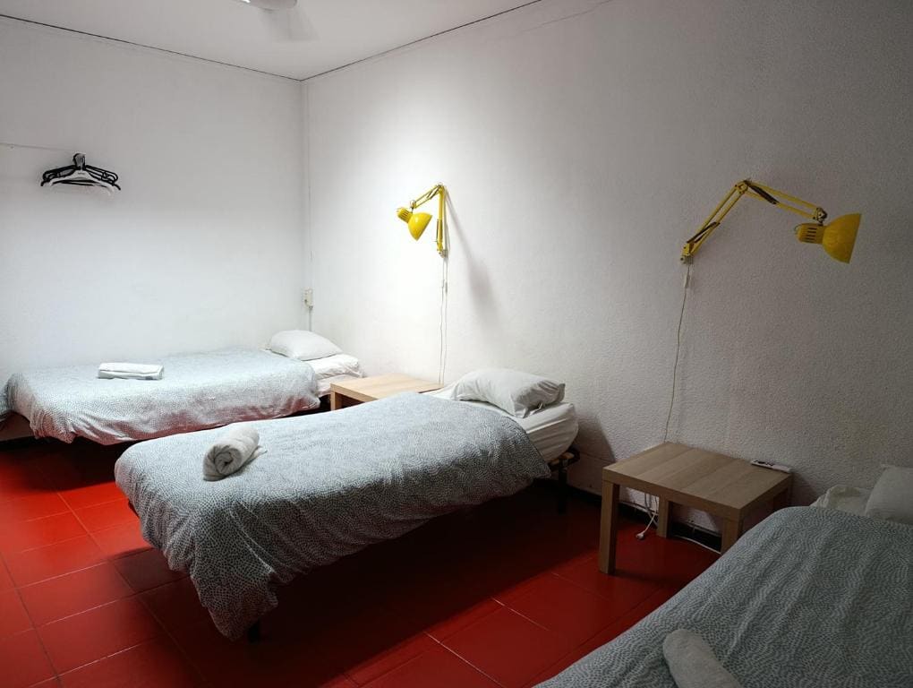 Basic Triple Room with Shared Bathroom room - Image 3