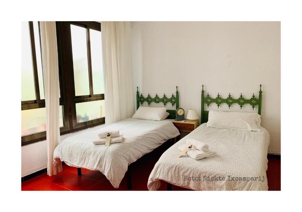 Twin Room with Shared Bathroom room - Image 2