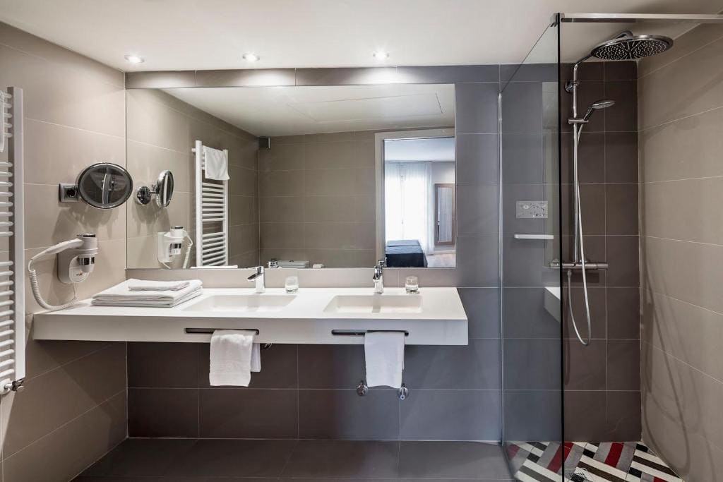 Renewed Double or Twin Room with Balcony - Spa Access room - Image 2