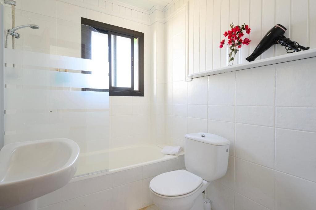 Budget Double Room with bathtub room - Image 2