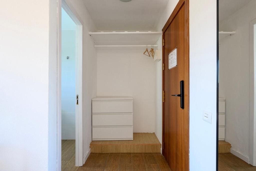 Twin Room with Balcony room - Image 3