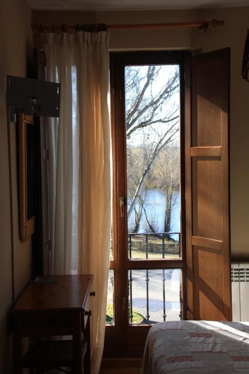 Double Room with Balcony room - Image 2