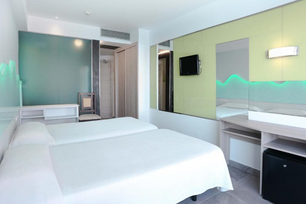 Twin Room with Sea View room - Image 1