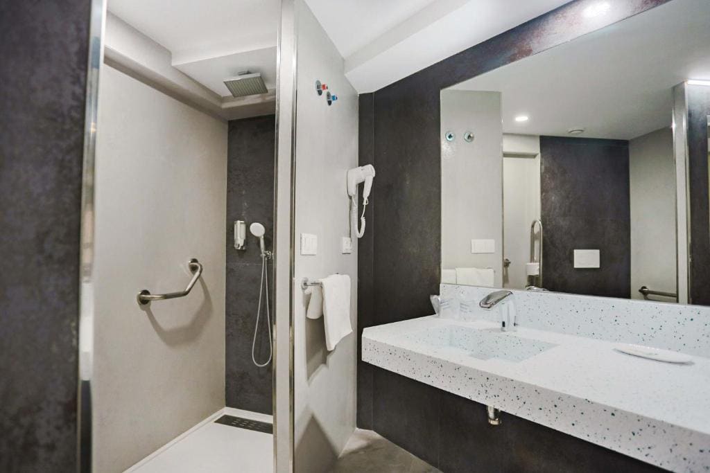 Twin Room with Sea View room - Image 3